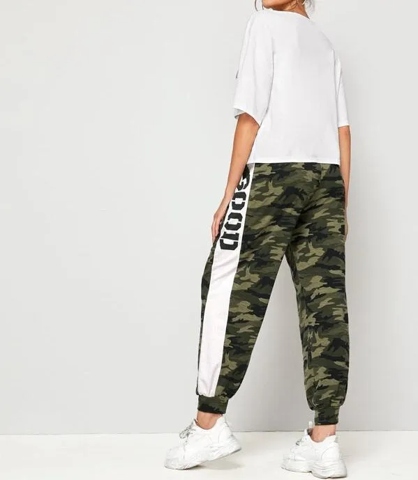 Camo & Slogan Print Tee and Contrast Sideseam Sweatpants Set