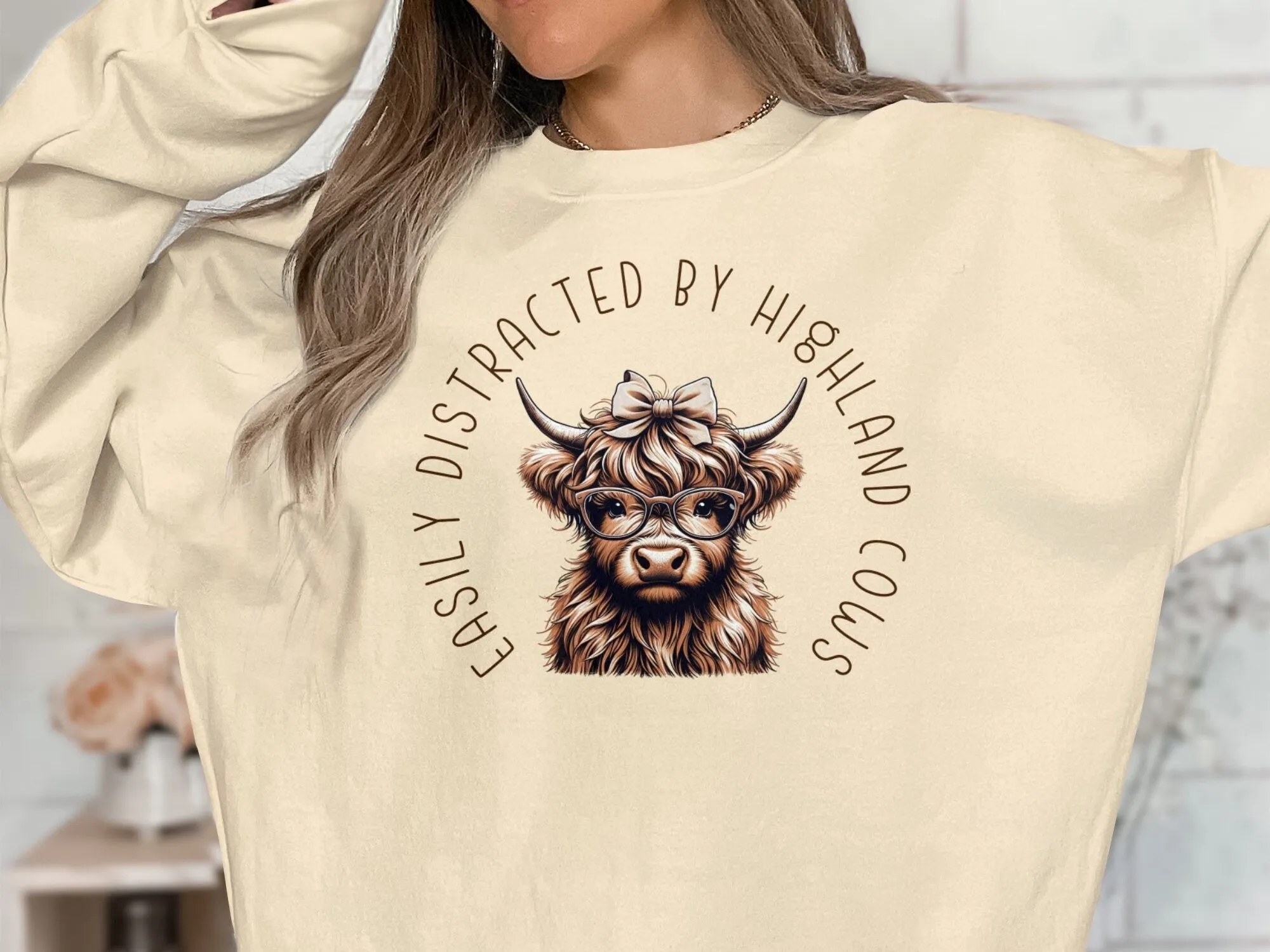Easily Distracted by Highland Cow Shirt, Easily Distracted Cows, Cute Farm Animal Graphic Tee, Funny Cow T-Shirt, Humorous Saying Sweatshirt