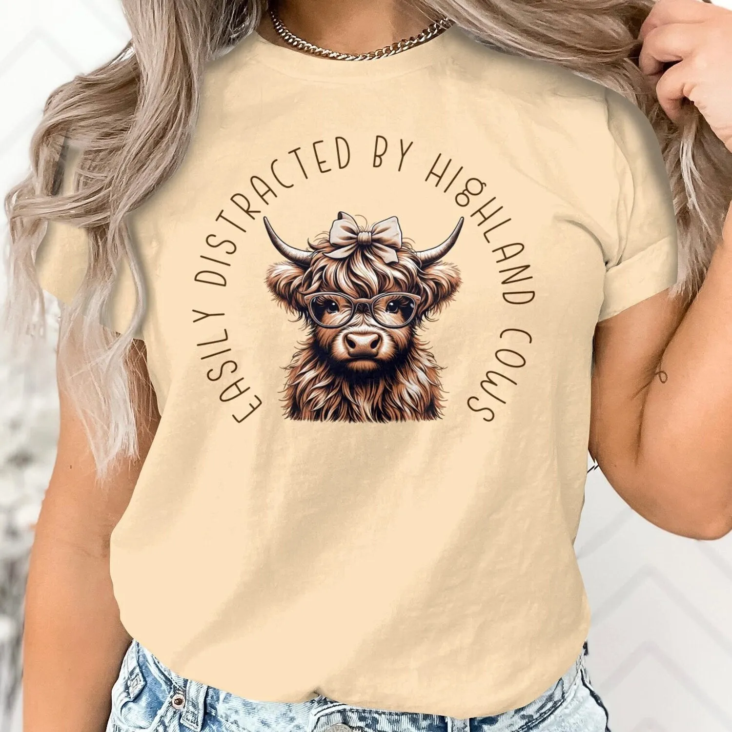 Easily Distracted by Highland Cow Shirt, Easily Distracted Cows, Cute Farm Animal Graphic Tee, Funny Cow T-Shirt, Humorous Saying Sweatshirt